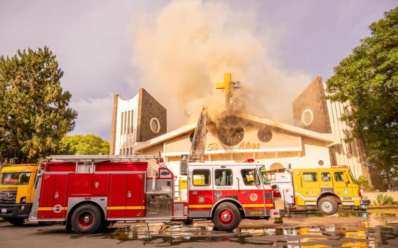 Devastador Incendio Afecta a la Histórica Catedral San Blas en Ciudad del Este, Paraguay