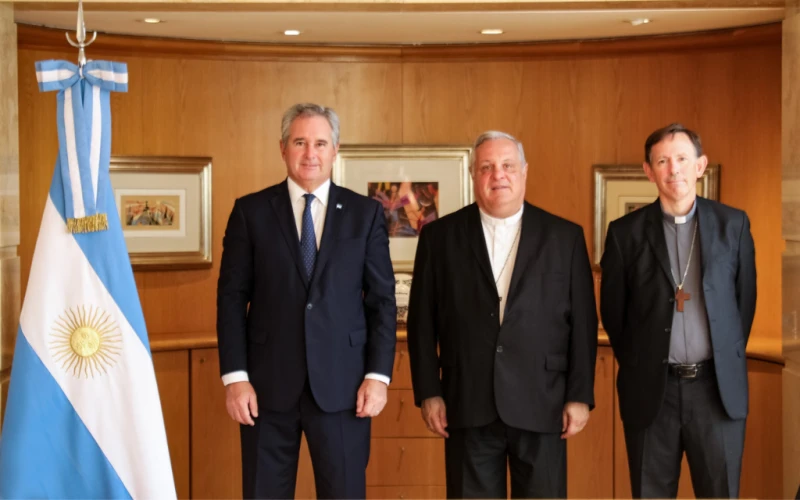 Diálogo Estratégico: Gobierno y Obispos Argentinos Abordan Futura Visita Papal y Agenda Nacional Clave