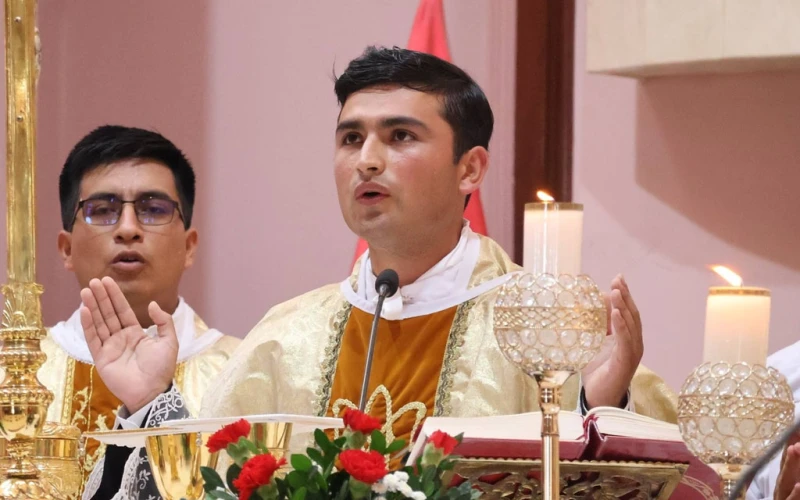 De Alfombrilla al Altar: La Inspiradora Trayectoria del Padre Erlin Pérez y su Vínculo con el Papa León XIV
