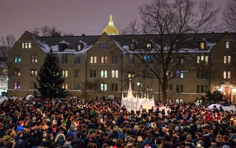Fe Gélida: Más de 2.000 Estudiantes Celebran Misa en una Capilla de Hielo en Notre Dame