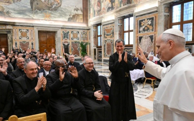 Papa León XIV Destaca el Espíritu de Familia y la Misión en Encuentro con Congregaciones Centenarias en el Vaticano