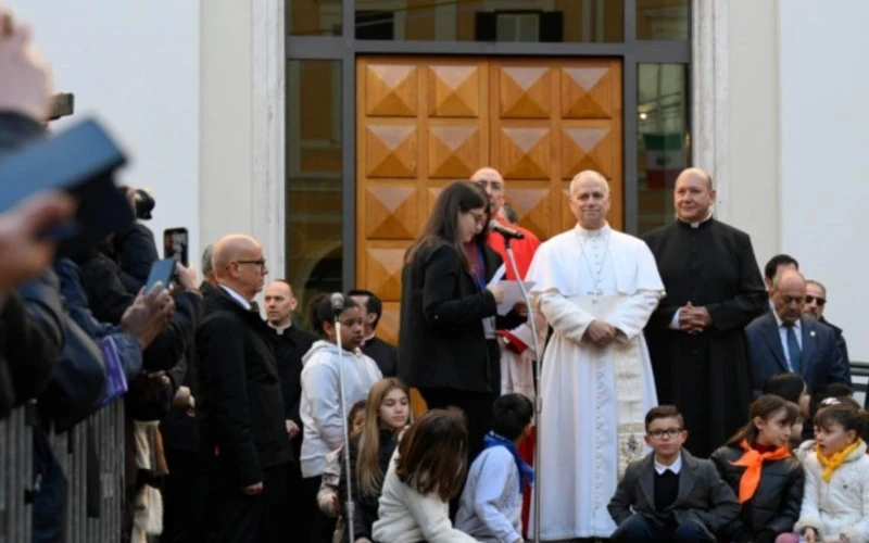 Papa León XIV Subraya el Bautismo como Fuente de Libertad en Visita a Parroquia de Roma con Fuerte Contraste Social