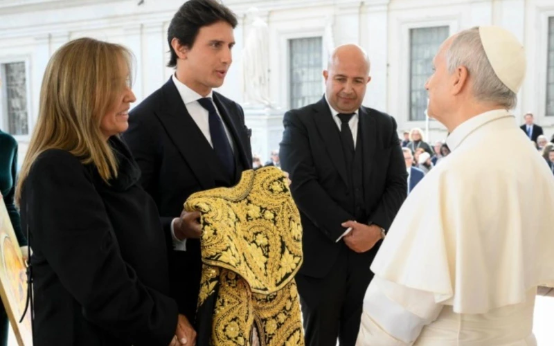 Fe, Tauromaquia y Tradición: Roca Rey Ofrece al Papa León XIV un Capote con el Señor de los Milagros en el Vaticano