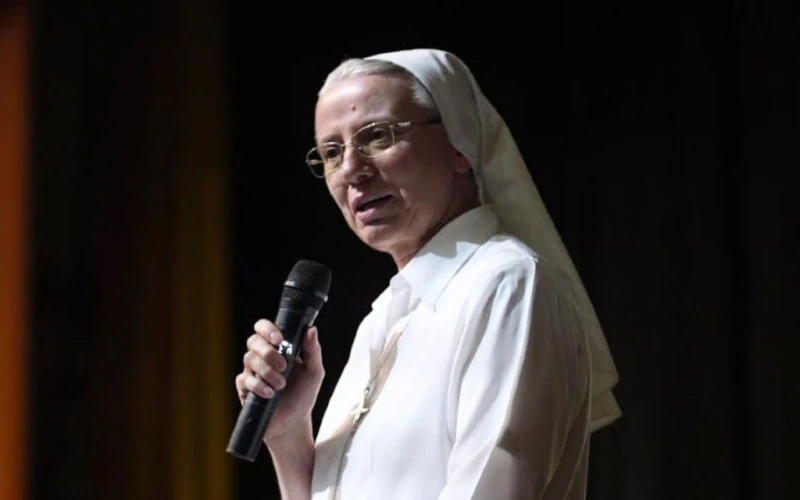 Simona Brambilla Hace Historia al Integrarse al Dicasterio para los Obispos, Consolidando el Rol Femenino en el Vaticano