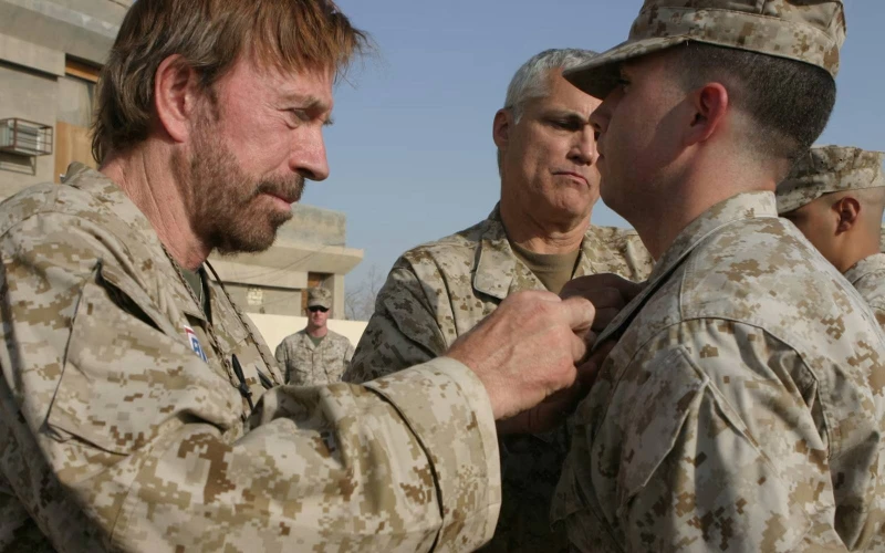 El Adiós a un Ícono: Chuck Norris, Leyenda de Acción y Defensor de la Fe, Fallece a los 86 Años