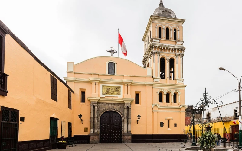 Alerta Patrimonial en Rímac: El Colapso del Techo de la Histórica Iglesia San Lázaro Cuestiona la Seguridad de Estructuras Centenarias