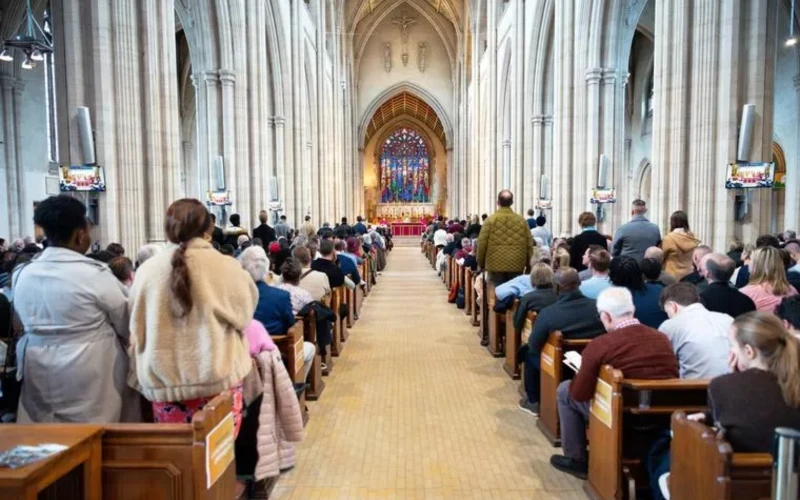 Crecimiento Histórico: Londres recibe a casi 1400 nuevos católicos en vísperas de Pascua