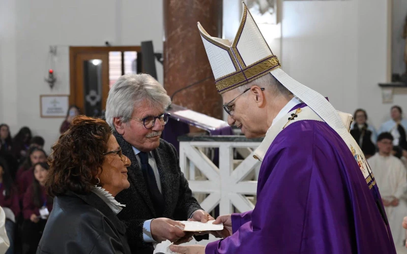 El Papa León XIV en Quarticciolo: Un Llamado a la Fe Incondicional y la Sanación Comunitaria en Roma