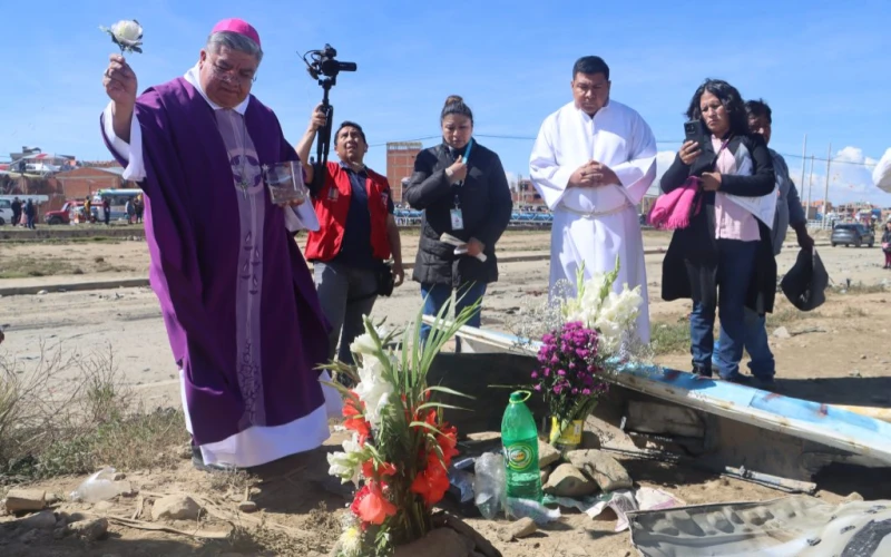 El Alto Busca Consuelo: Obispo Arana Preside Misa en Lugar de Accidente Aéreo que Dejó 22 Muertos