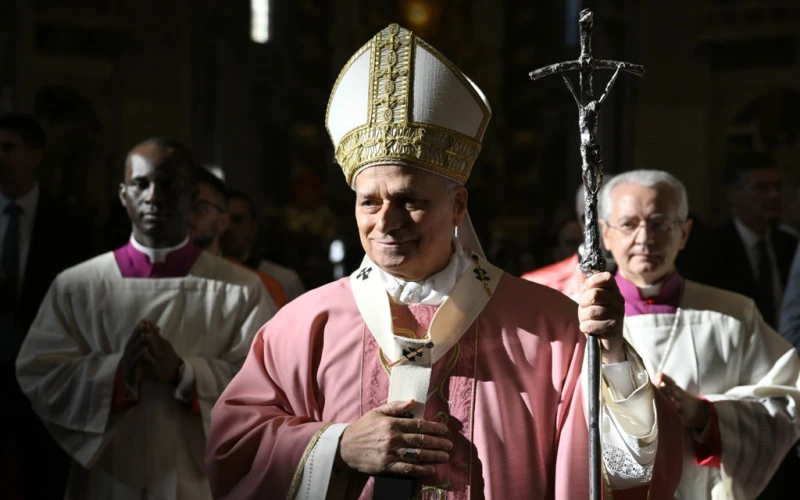 Casulla Rosa en la Liturgia: Un Símbolo de Alegría en Tiempos de Reflexión