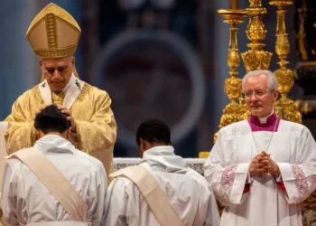 El Papa León XIV pide orar por el clero en crisis y enfatiza la cercanía comunitaria