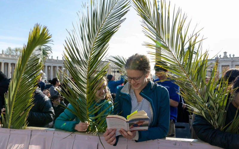 Miles de Peregrinos Viven con Devoción el Domingo de Ramos en la Plaza de San Pedro