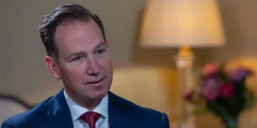 Embajador de EE.UU. impulsa la unidad entre Trump y el Papa León XIV ante la guerra con Irán