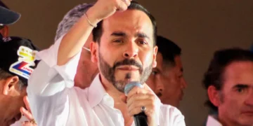 Abelardo de la Espriella se compromete con la vida y la familia en su carrera presidencial en Colombia