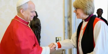El Papa León XIV se reúne con Sarah Mullally en el Vaticano, afrontando retos en el diálogo anglicano