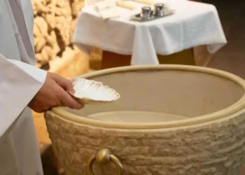 Francia registra un crecimiento récord de bautismos de adultos y adolescentes en la Pascua de 2026