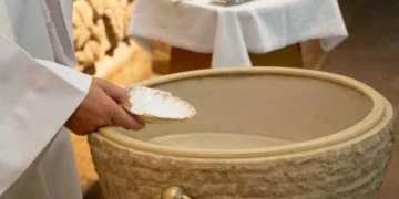 Francia registra un crecimiento récord de bautismos de adultos y adolescentes en la Pascua de 2026