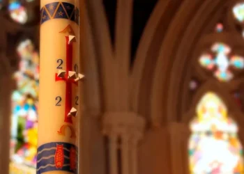 Símbolos del Cirio Pascual: el profundo significado de la luz de Cristo para la fe cristiana