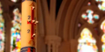 Símbolos del Cirio Pascual: el profundo significado de la luz de Cristo para la fe cristiana