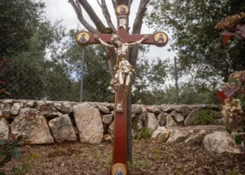 Fuerzas de Defensa de Israel reemplazan símbolo cristiano dañado en el sur del Líbano y sancionan a soldados implicados