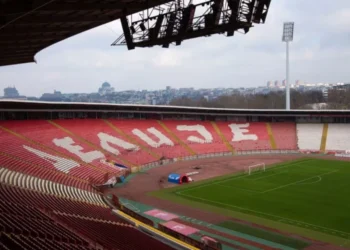 UEFA multó al Estrella Roja por pancarta ofensiva, no por símbolo religioso en Belgrado