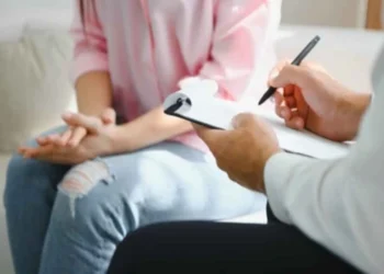 Madre británica viaja a Suiza para suicidio asistido, intensificando el debate global sobre el fin de la vida