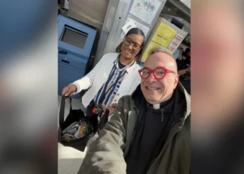 Misionero de la misericordia de Francisco ayuda a agentes de la TSA durante cierre del gobierno
