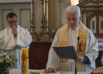 El padre Mariano Irureta jura como nuevo capellán del Palacio de La Moneda en Chile