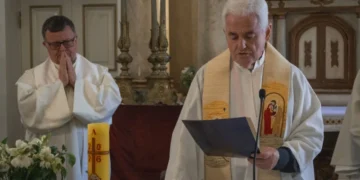 El padre Mariano Irureta jura como nuevo capellán del Palacio de La Moneda en Chile