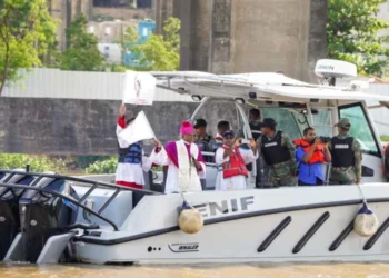 Diócesis de Stella Maris congrega a miles en el río Ozama para celebrar una original Pascua