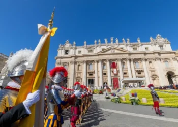 León XIV llama a la paz global y condena la indiferencia en su primer Urbi et Orbi de Pascua