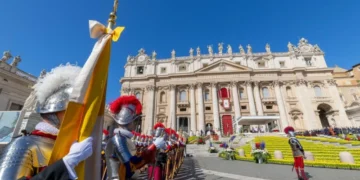 León XIV llama a la paz global y condena la indiferencia en su primer Urbi et Orbi de Pascua