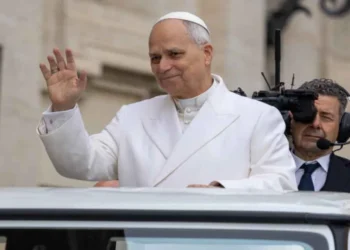 Joven peruano obsequia los tradicionales chifles de Piura al Papa León XIV en audiencia vaticana