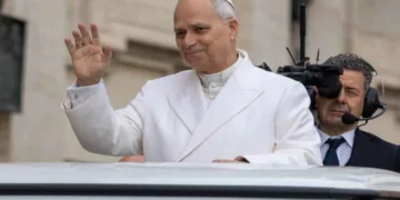 Joven peruano obsequia los tradicionales chifles de Piura al Papa León XIV en audiencia vaticana