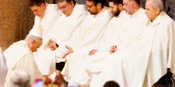 León XIV inicia el Triduo Pascual con un significativo lavado de pies a sacerdotes en Letrán