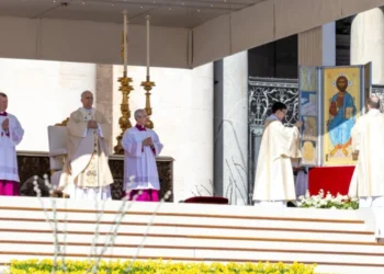 León XIV celebra Pascua en el Vaticano, proclamando la victoria de la vida sobre la muerte