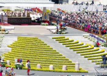 Papa León XIV llama a la esperanza y la paz frente a las injusticias en la Pascua