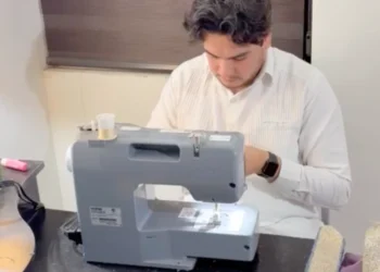 Padre Piña: el sacerdote mexicano que transforma cada puntada en una oración al confeccionar ornamentos litúrgicos