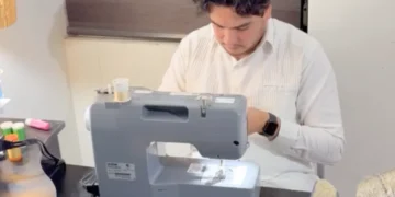 Padre Piña: el sacerdote mexicano que transforma cada puntada en una oración al confeccionar ornamentos litúrgicos