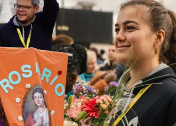 Iniciativa global busca unir a la Iglesia en oración con 5 millones de rosas para María