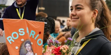Iniciativa global busca unir a la Iglesia en oración con 5 millones de rosas para María