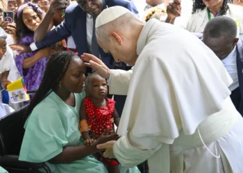 León XIV moviliza a Camerún con Misa multitudinaria y visita a enfermos y universitarios
