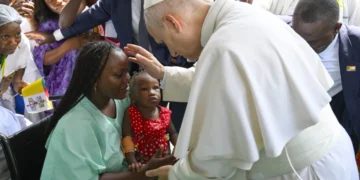 León XIV moviliza a Camerún con Misa multitudinaria y visita a enfermos y universitarios