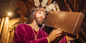 Medio siglo de espera: San Sebastián recupera con multitudinario éxito su procesión de Viernes Santo