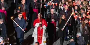 El Papa León XIV carga la cruz en un Vía Crucis sin precedentes en el Coliseo de Roma