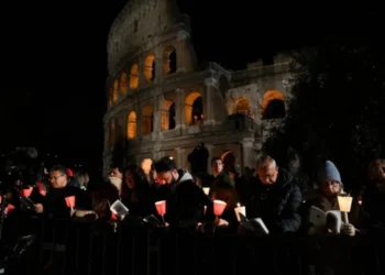 León XIV preside su primer Vía Crucis en el Coliseo, con meditaciones inspiradas en san Francisco de Asís