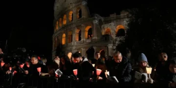 León XIV preside su primer Vía Crucis en el Coliseo, con meditaciones inspiradas en san Francisco de Asís