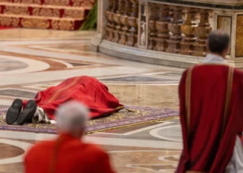 El Papa León XIV preside el Viernes Santo en el Vaticano con un llamado al servicio y la paz