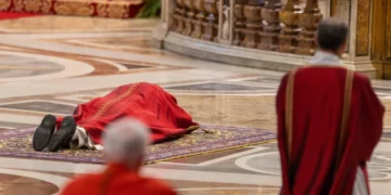 El Papa León XIV preside el Viernes Santo en el Vaticano con un llamado al servicio y la paz