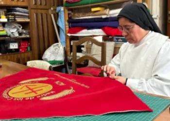 ACN España celebra su 60 aniversario con la ofrenda de un manto a la Virgen del Pilar por los cristianos perseguidos